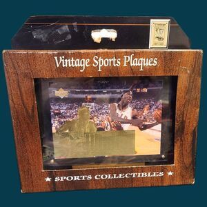 Michael Jordan Upper Deck Vintage Sports Plaque Gold Hologram Card Chicago Bulls